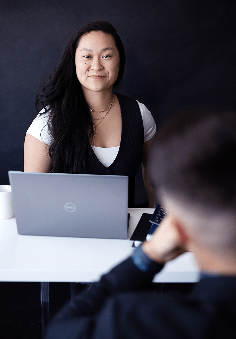 nova-groupe-financier-amelie-au-bureau-min